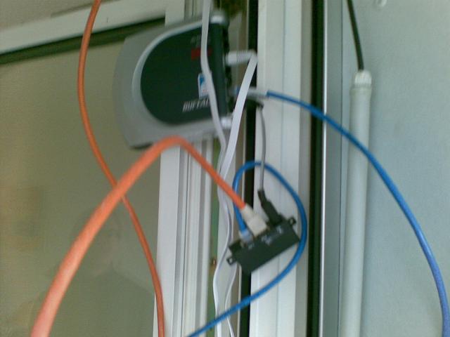 Verkabelung beim Router: blau: Ethernet vom PoE Injecter zum Router, orange: PoE-Strecke zum Fernsehmöbel, grau: Ein kleines Niedervolt-Verbindungskabel. Dies kann man einfach selber löten (nächstes Bild), oder eventuell auch im Fachhandel auftreiben.
